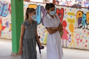 Doña Letizia nos cautivó en Son Roca con un vestido camisero de color blanco