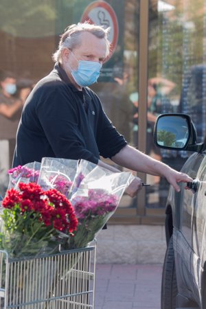 El cantante lleva la mascarilla obligatoria contra el coronavirus