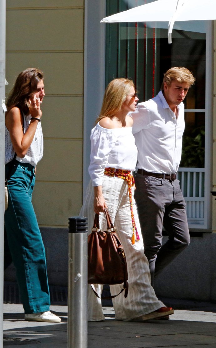 Genoveva Casanova, con sus hijos Luis y Amina por el centro de la capital