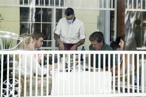 Cayetano y Genoveva Casanova disfrutaron de una comida con sus hijos en una céntrica terraza de la capital