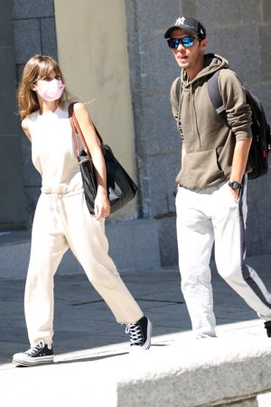 El hijo de Camilo Sesto recupera la sonrisa al lado de esta atractiva joven