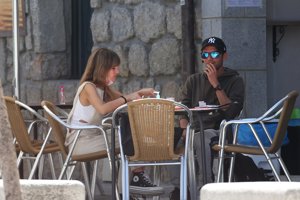 El mexicano intercambió confidencias con esta atractiva chica