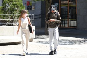 Después de desayunar, la pareja dio un tranquilo paseo