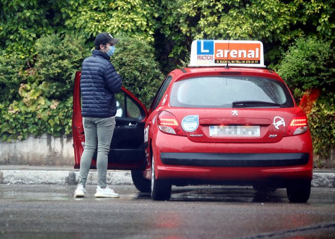 Froilán con el coche de la autoescuela