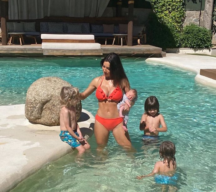 Pilar Rubio, con sus cuatro hijos