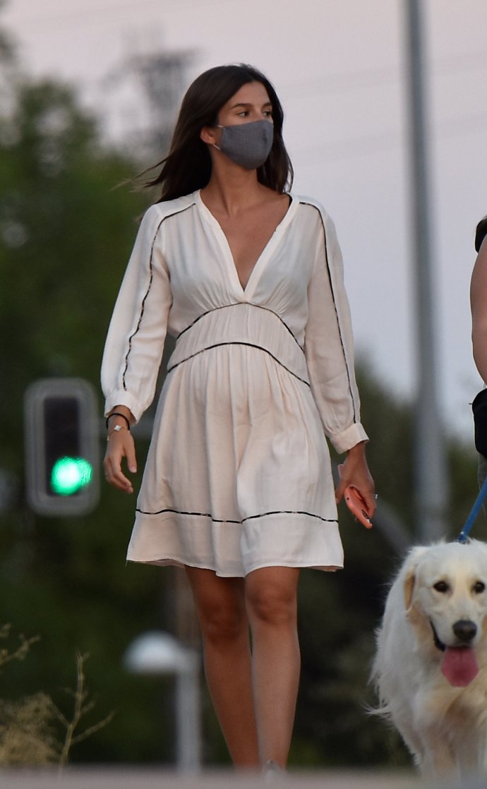 Sandra Gago paseando a su mascota