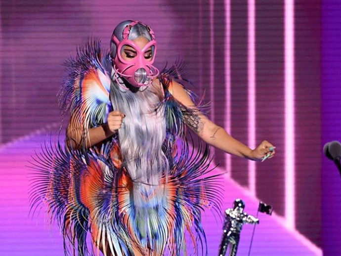 Lady Gaga, muy llamativa