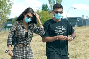 Alejandra y Lobo no se quitaron la mascarilla reglamentaria