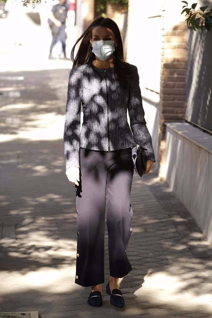 La Reina llega a la reunión en la sede de FEDER