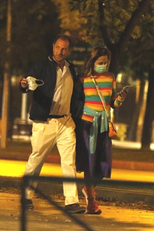 La pareja dio un paseo nocturno por las calles de la capital