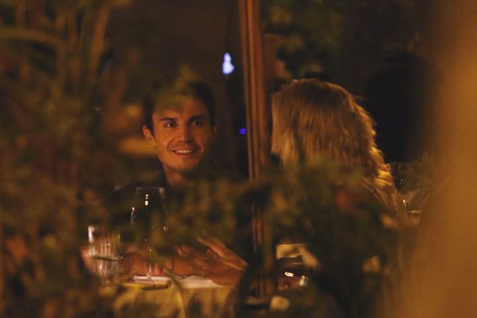 Álex González disfruta de una relajada cena