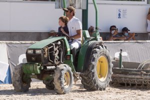 José Bono Jr, con uno de sus sobrinos en tractor