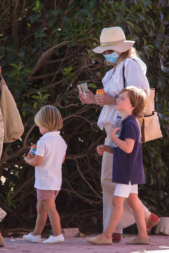Ana Rodríguez, con sus nietos