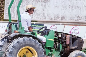 El jinete paseó en tractor por el circuito