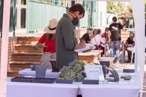 El joven atendió personalmente su puesto de joyas