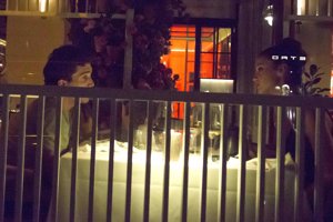 La pareja disfrutó de una romántica cena en una terraza de la capital