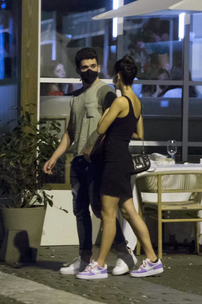 María Pedraza y Jaime Lorente, tranquilo paseo