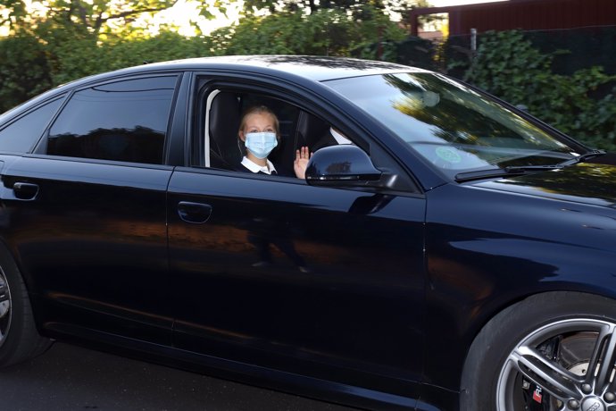 Leonor saluda sonriente