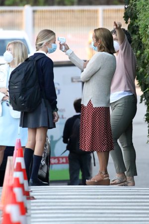 Leonor cumplió con el protocolo y se tomó la temperatura al llegar al centro