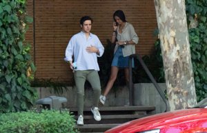 La joven no dejó de hablar por teléfono durante toda la jornada