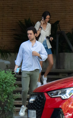 La hija de la Infanta Elena apostó por la comodidad con unas deportivas y una mini falda vaquera