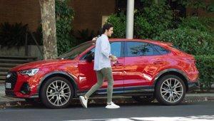 El hijo de la Infanta Elena, que se acaba de sacar el carnet, presume de coche nuevo