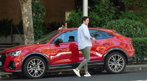 La cumpleañera, sin soltar el teléfono, estrenó el coche nuevo de Froilán