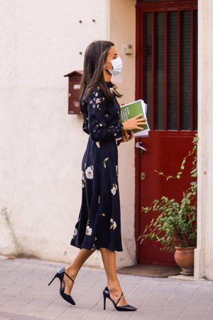 La monarca, con un elegante look en su vuelta al trabajo