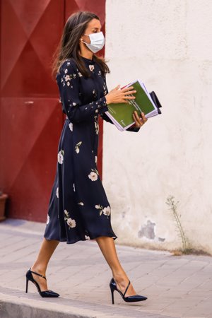 La monarca lució un vestido azul con estampado de flores