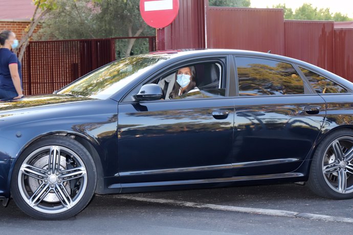 Doña Letizia sale del colegio tras llevar a sus hijas