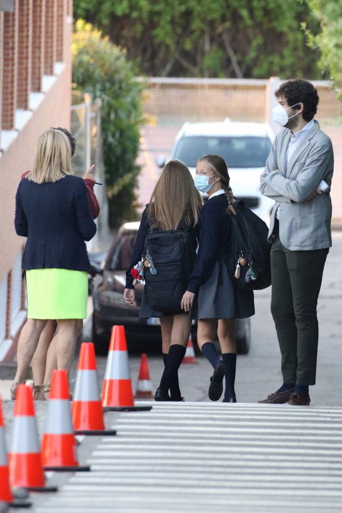 Leonor y Sofía entran al centro escolar