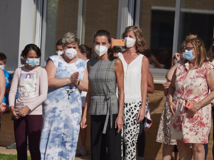 Doña Letizia, visitando el Colegio Público de Milagro