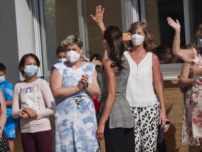 La Reina, muy cercana y cariñosa con los alumnos