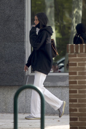La joven lució sudadera oversize y pantalón de campana blanco