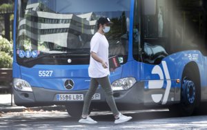 El joven, cruzando en un paso de cebra