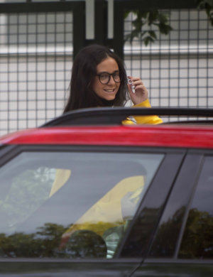 La hija de la Infanta Elena, muy favorecida con gafas