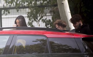 La hija de la Infanta Elena, con gafas negras de pasta