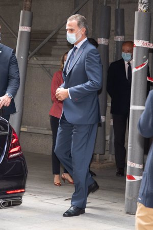 El monarca estaba muy favorecido con un traje a juego con sus ojos