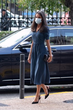 Doña Letizia, a su llegada a la  exposición sobre Miguel Delibes en la Biblioteca Nacional