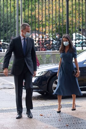 El monarca esperó a la Reina para entrar a la Biblioteca Nacional