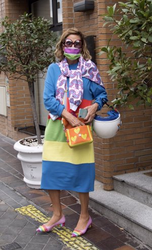 Además, la diseñadora combinó su vestido de rayas con un bolso de corazones y un foulard de lo más colorido