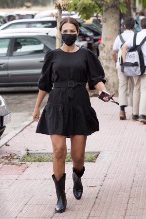 Paula, de diez con mini vestido negro y botas de piel