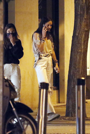 La joven it girl lució unos cómodos pantalones blancos