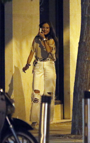 La nieta del Rey Juan Carlos, de lo más sonriente mientras hablaba por el móvil