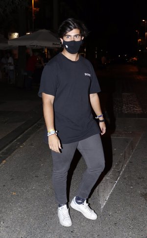 Aunque salieron por separado del restaurante, ambos lucieron la misma mascarilla