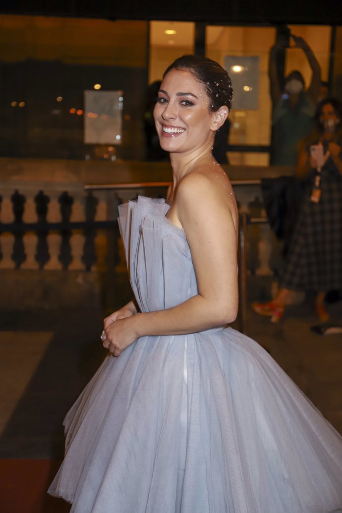 Blanca, espectacular con vestido de tul azul