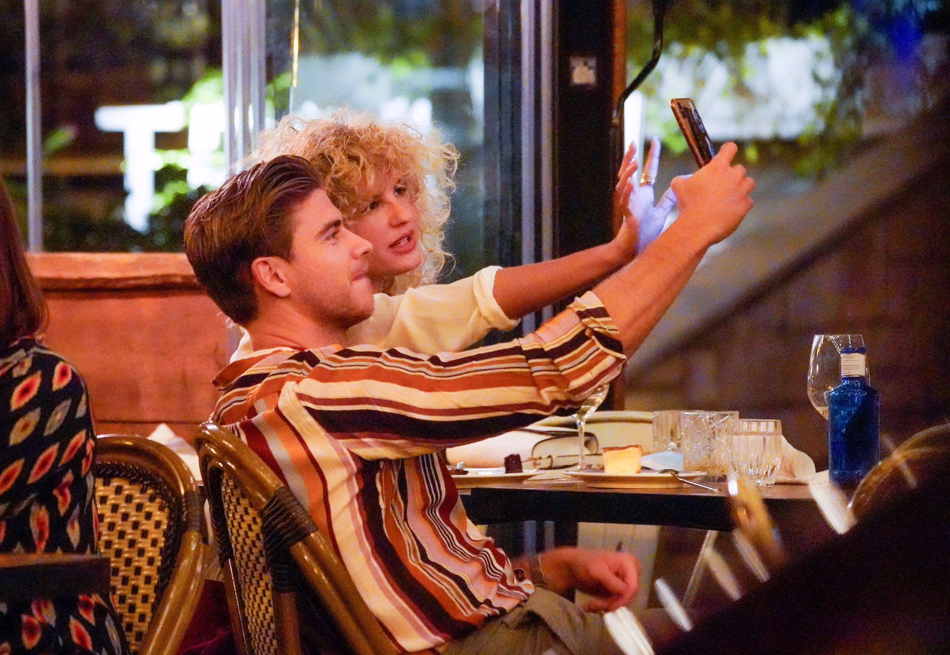 La atractiva pareja se hizo un selfie