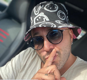 El dj ha dejado a un lado las gorras para lucir unos peculiares gorros