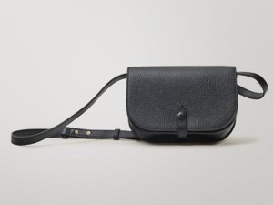 Massimo Dutti nos propone este versátil bolso de piel que combina con todo tipo de looks
