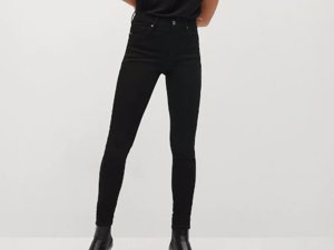 Un pantalón pitillo negro, cómodo y muy ponible